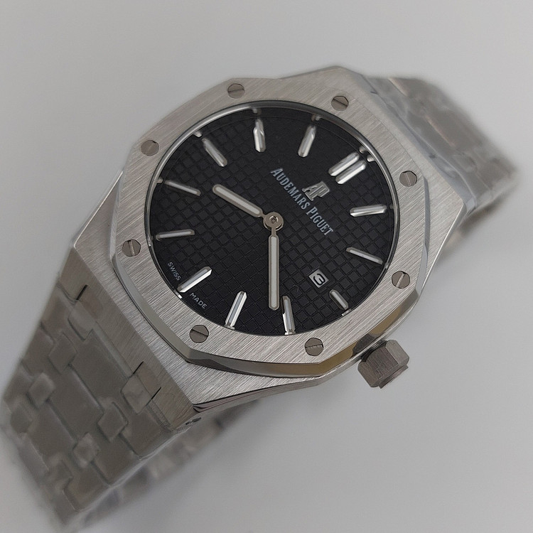 نمای نزدیک ساعت AP صفحه مشکی عقربهای