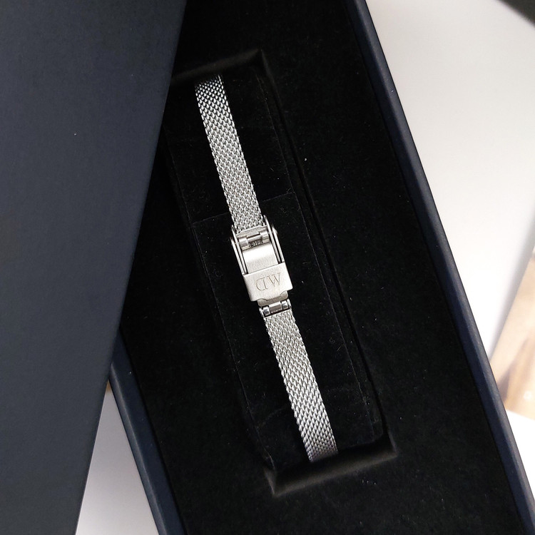 ساعت زنانه Petite Mini با قاب کوچک و بند استیل نقرهای