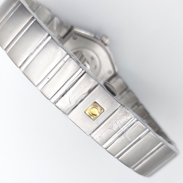 ساعت زنانه Constellation با صفحه سفید صدفی و بند استیل